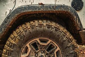 schmutzig schlammig suv Rad schließen oben foto