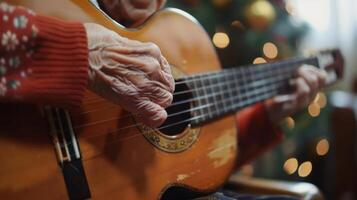 ein Oma zieht aus ihr Gitarre und beginnt zu klimpern ein familiär Melodie foto