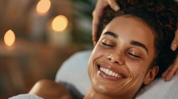 ein glücklich und entspannt Mitarbeiter Empfang ein Massage wie Teil von ihr Unternehmen Wellness Programm. foto