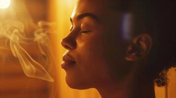 ein Person sitzt im das Sauna ihr Augen geschlossen im tief Fokus wie Sie verwenden Achtsamkeit Techniken zu verwalten ihr chronisch Schmerz. foto