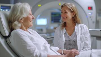 mit ein beruhigend Lächeln das Techniker erklärt das Prozess von ein Knochen Dichte Scan zu ein Senior geduldig Putten ihr beim Leichtigkeit während das Scan foto