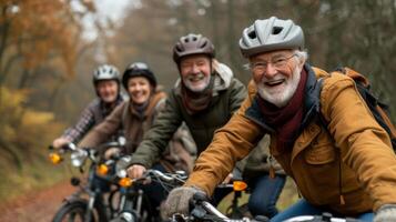 ein Gruppe von Rentner reichen im Alter von 60 zu 80 Pose zum ein Foto mit ihr Fahrräder Vor Rahmen aus auf ein szenisch Reiten durch das Landschaft
