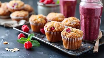 ein Tablett von frisch gebacken gesund Muffins gepaart mit frisch vermischt Smoothies foto