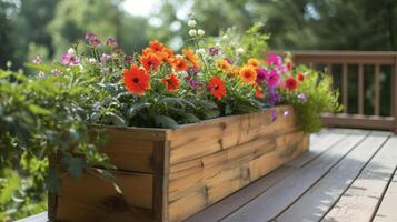 ein DIY hölzern Pflanzer Box gefüllt mit beschwingt Blumen Hinzufügen ein Pop von Farbe zu ein neutralfarbig Deck foto