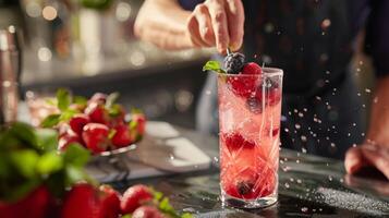 ein Person Verwendet ein Durcheinander zu zerquetschen frisch Beeren zum ein erfrischend Cocktail foto