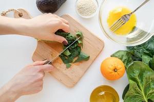 Schritt für Schritt Zubereitung von Spinat, Avocado und Orangensalat. Schritt 4 - Spinat schneiden foto