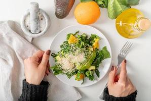 Schritt für Schritt Zubereitung von Spinat, Avocado und Orangensalat. Schritt 9 - der Salat ist fertig, genießen Sie Ihr Essen foto