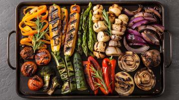 ein Tablett gefüllt mit gegrillt Gemüse lehnen Proteine und Körner betonen das Bedeutung von ausgewogen Mahlzeiten zu Unterstützung das entgiftend Auswirkungen von Sauna Therapie. foto