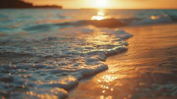 ein tropisch Strand beim Sonnenuntergang mit Sanft Wellen Läppen gegen das Ufer wie jemand Verwendet das Bilder von das Ozean zu leiten ihr Meditation trainieren foto