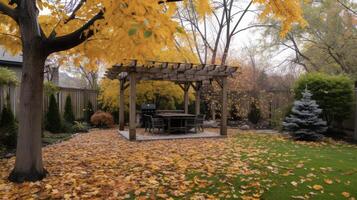 ein friedlich Hinterhof Oase mit ein bedeckt Pergola perfekt zum genießen das fallen Laub und Ändern Blätter foto