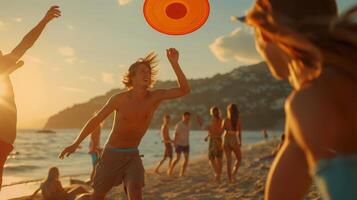 freunde spielen ein Spiel von Frisbeescheibe auf das Strand während warten zum das Essen zu Sein bereit foto