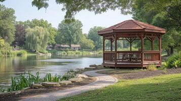 ein friedlich Seeufer Pensionierung Gemeinschaft mit charmant Hütten tered entlang das Küste und ein gemeinschaftlich Pavillon zum genießen das Aussicht zusammen foto