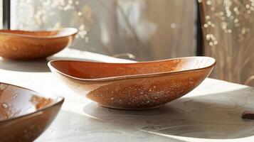 ein handgeworfen Keramik Gericht im ein warm Terrakotta Ton gefertigt mit ein gesprenkelt Glasur. foto