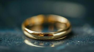 ein minimalistisch Gold Ring mit ein glatt poliert Fertig foto