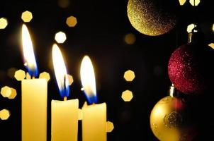 Kerzen und Kugeln zur Weihnachtszeit