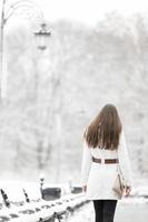 junge Frau im Winter foto