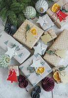 Weihnachten dekorative hausgemachte Geschenkbox in braunem Kraftpapier verpackt foto