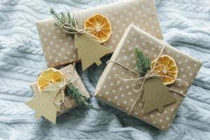 Weihnachtsdekorative hausgemachte Geschenkboxen in braunem Kraftpapier verpackt