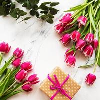rosa Frühlingstulpen und Geschenkbox