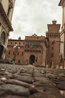 ferrara Italien 29 Juli 2020 Aussicht von das Schloss von ferrara von das Straße im Vorderseite von es foto