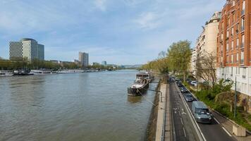 Panorama- Aussicht von städtisch Flussufer mit festgemacht Boote, Promenade, und modern die Architektur auf ein klar Tag, Ideal zum Reise und städtisch Planung Konzepte foto