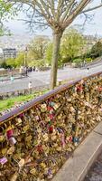 Liebe sperren Zaun im Paris mit Stadtbild Hintergrund, symbolisieren Romantik und Engagement, Beliebt zum Valentinsgrüße Tag und Hochzeit Feierlichkeiten foto