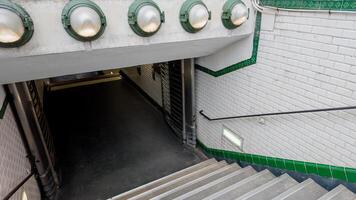 leeren Metro Bahnhof Treppe mit industriell Stil Beleuchtung und Weiß gefliest Wände, abbilden städtisch Transport und modern die Architektur foto