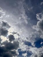 großartig schön bilden von Cumulonimbus Wolken Blau Himmel Wolke Gradient Licht Weiß Hintergrund. Schönheit klar wolkig im Sonnenschein Ruhe hell Luft Hintergrund foto
