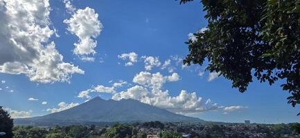 schön Landschaft Morgen Aussicht von montieren salak oder gunung salak genommen von batu Tulis Bereich im zentral bogor Stadt Indonesien foto