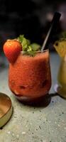 Obst Cocktail Smoothie Diät Entgiftung, tropisch Obst Sommer- Cocktail mit Garnierung, und Eis auf Restaurant Hintergrund foto