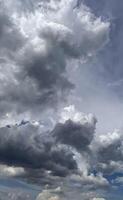 großartig schön bilden von Cumulonimbus Wolken Blau Himmel Wolke Gradient Licht Weiß Hintergrund. Schönheit klar wolkig im Sonnenschein Ruhe hell Luft Hintergrund foto