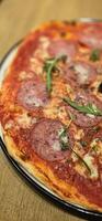 frisch gebacken Neu York Stil Pizza mit geschmolzen Mozzarella Käse und Base Tomate Soße mit viele von Peperoni foto