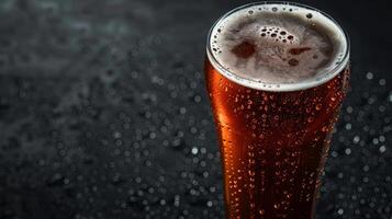 schließen oben von Bier Glas mit schaumig Schaum und Wasser Tröpfchen, Lager Foto Schuss zum kommerziell verwenden