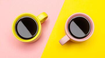 eben legen von ein zwei Kaffee Tassen mit Rosa und Gelb foto