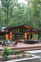 modern schwarz Dachgeschoss Haus mit Stahl Rahmen Pavillon, Glas Türen, und szenisch Natur Aussicht foto