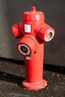 Feuer Hydrant im ein Französisch Straße im ein Notfall zum Feuerwehrmann Intervention foto
