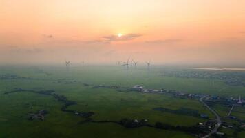 Aussicht von Turbine Grün Energie Elektrizität, Windmühle zum elektrisch Leistung Produktion, Wind Turbinen Erstellen Elektrizität auf Reis Feld beim Phan klingelte, neunh Thuan Provinz, Vietnam foto