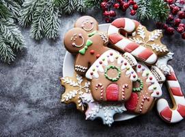 Weihnachtslebkuchen im Teller foto