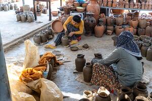 ein Keramik Künstler erstellen traditionell Handwerk Lehm Vase im bau Waffenstillstand Keramik Dorf. mit traditionell Techniken. foto