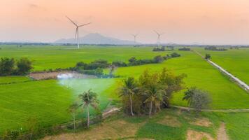 Aussicht von Turbine Grün Energie Elektrizität, Windmühle zum elektrisch Leistung Produktion, Wind Turbinen Erstellen Elektrizität auf Reis Feld beim Phan klingelte, neunh Thuan Provinz, Vietnam foto