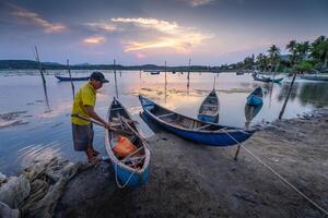 traditionell Fischer und Boote im Ö Darlehen Lagune während Sonnenuntergang, phu Yen Provinz, Vietnam. Reise und Landschaft Konzept foto