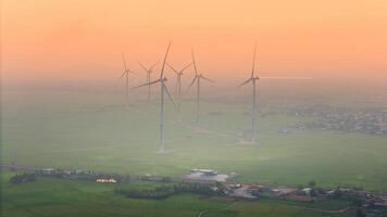 Aussicht von Turbine Grün Energie Elektrizität, Windmühle zum elektrisch Leistung Produktion, Wind Turbinen Erstellen Elektrizität auf Reis Feld beim Phan klingelte, neunh Thuan Provinz, Vietnam foto