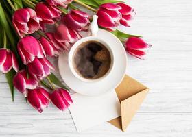 Tasse Kaffee und rosa Tulpen foto