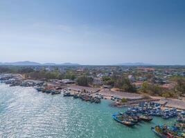 Antenne Aussicht von loc ein Angeln Dorf, vung tau Stadt. ein Angeln Hafen mit Tsunami Schutz Beton Blöcke. Stadtbild und traditionell Boote im das Meer. foto