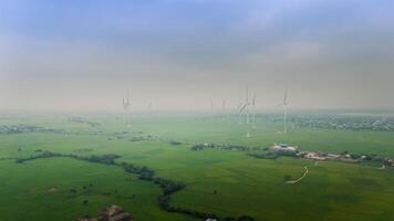 Aussicht von Turbine Grün Energie Elektrizität, Windmühle zum elektrisch Leistung Produktion, Wind Turbinen Erstellen Elektrizität auf Reis Feld beim Phan klingelte, neunh Thuan Provinz, Vietnam foto