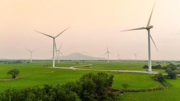 Aussicht von Turbine Grün Energie Elektrizität, Windmühle zum elektrisch Leistung Produktion, Wind Turbinen Erstellen Elektrizität auf Reis Feld beim Phan klingelte, neunh Thuan Provinz, Vietnam foto