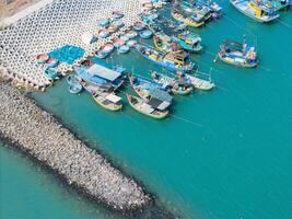 Antenne Aussicht von loc ein Angeln Dorf, vung tau Stadt. ein Angeln Hafen mit Tsunami Schutz Beton Blöcke. Stadtbild und traditionell Boote im das Meer. foto