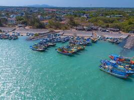 Antenne Aussicht von loc ein Angeln Dorf, vung tau Stadt. ein Angeln Hafen mit Tsunami Schutz Beton Blöcke. Stadtbild und traditionell Boote im das Meer. foto