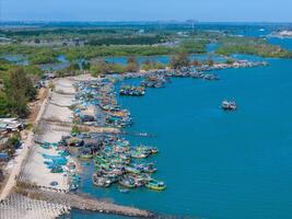 Antenne Aussicht von loc ein Angeln Dorf, vung tau Stadt. ein Angeln Hafen mit Tsunami Schutz Beton Blöcke. Stadtbild und traditionell Boote im das Meer. foto