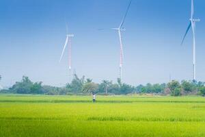 Aussicht von Turbine Grün Energie Elektrizität, Windmühle zum elektrisch Leistung Produktion, Wind Turbinen Erstellen Elektrizität auf Reis Feld beim Phan klingelte, neunh Thuan Provinz, Vietnam foto